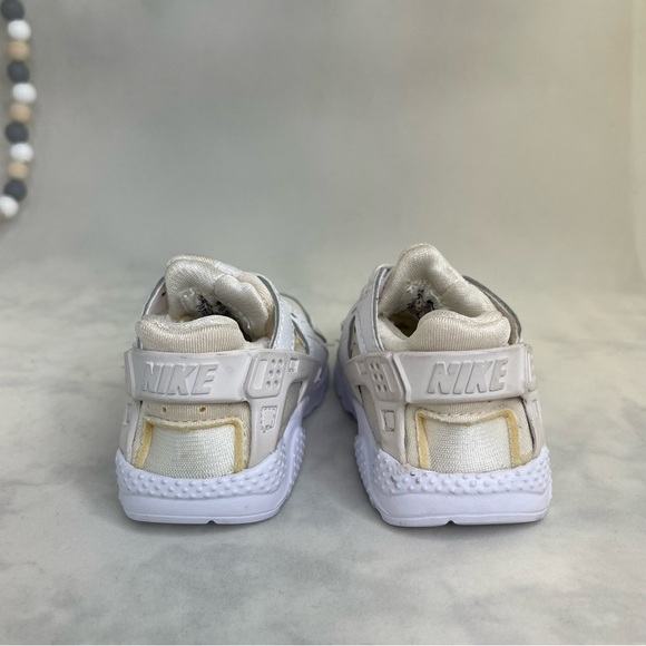 Nike Huarache White Cream Baby Sneakers Sleek Design Size 4C - Picture 4 of 8